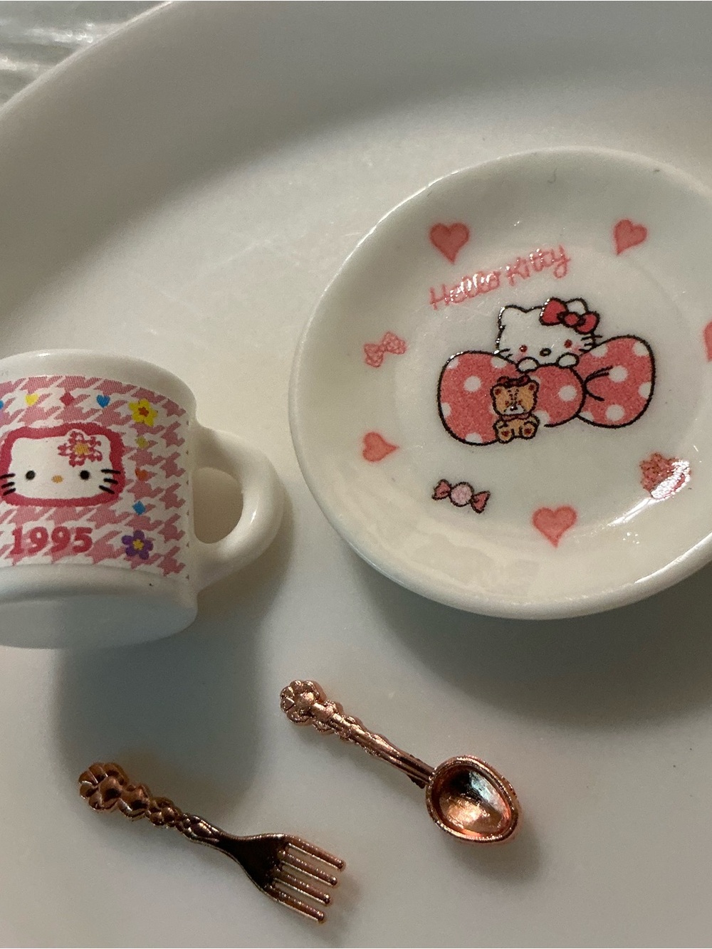 Mini kitty with bow plate, mug, utensils dollhouse accessories